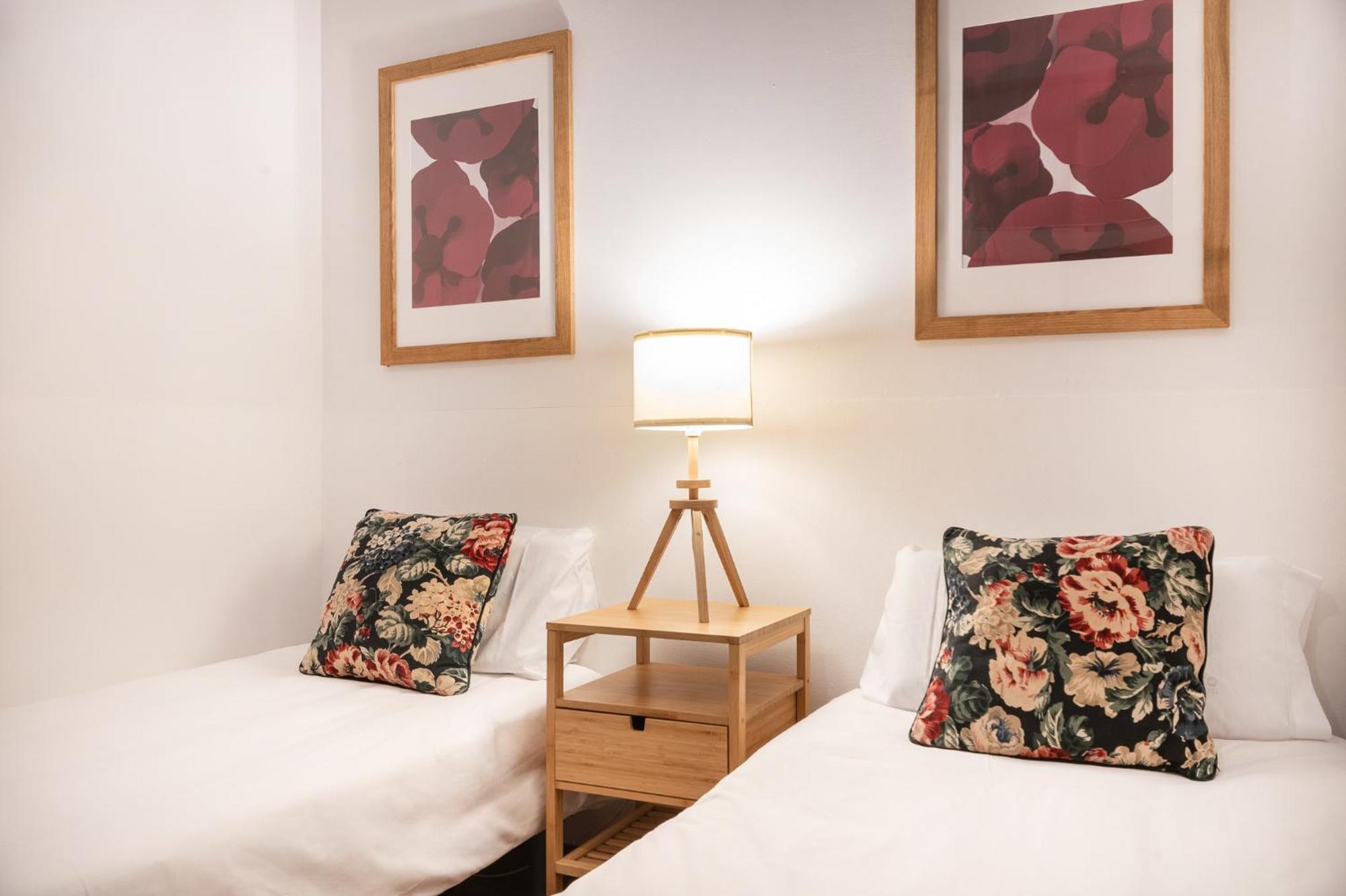 Spacious & Sunny Apt With Terrace In The City Center バルセロナ エクステリア 写真